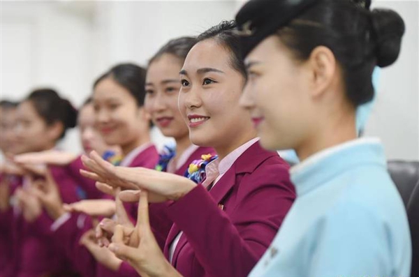 備戰(zhàn)2017春運(yùn) 空姐手把手教高姐服務(wù)禮儀 網(wǎng)站設(shè)計(jì)